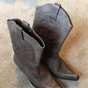 Women’s brown cowboy boots size 8